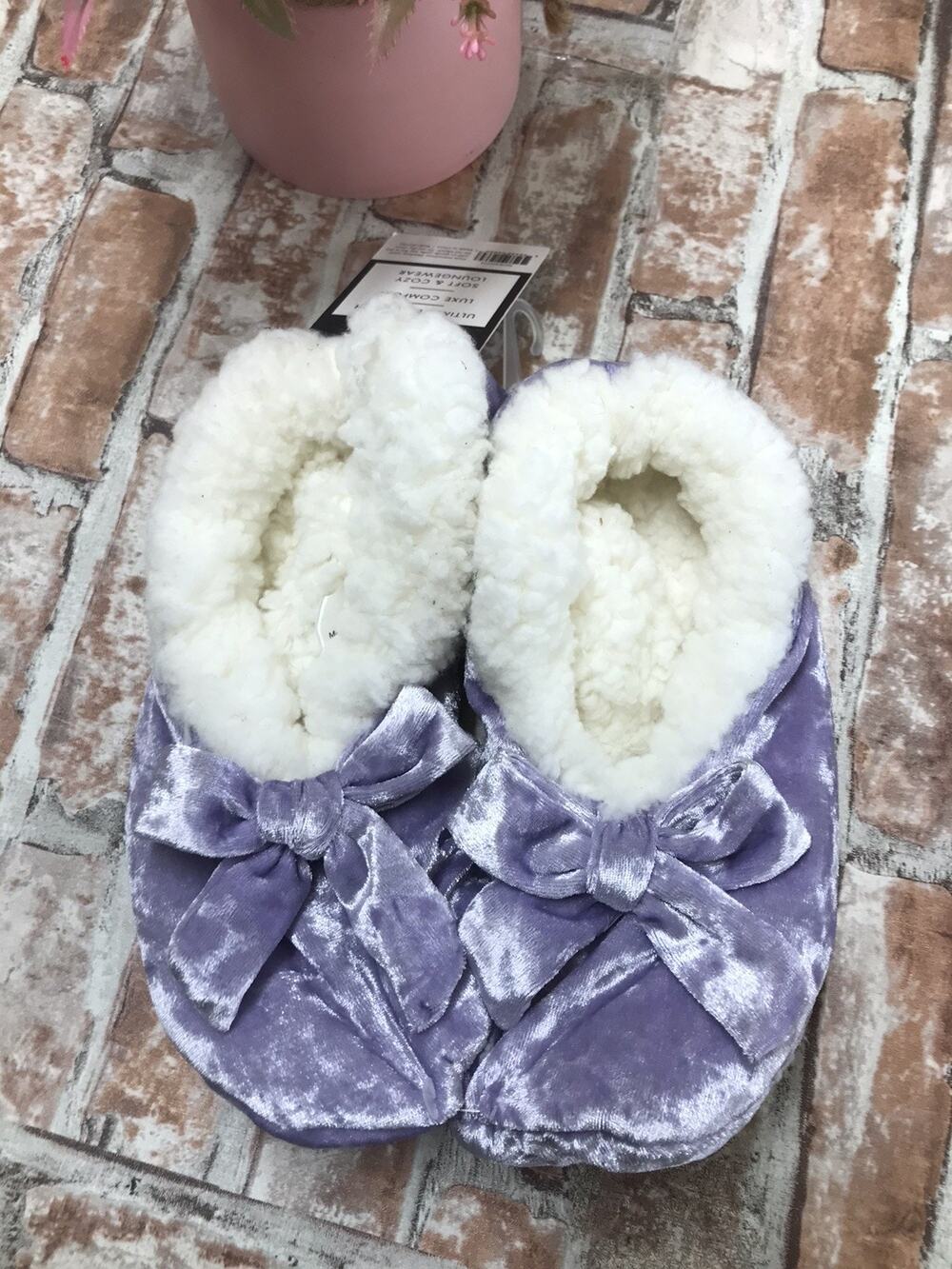 NWT Sherpa Lined Cozies Purple Soft Slippers with Bows Women's S/M (6-7.5)